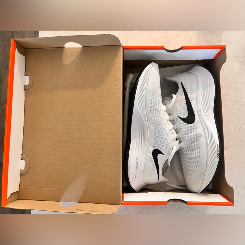 Men’s 10.5 Nike Air Zoom Pegasus 37 - Worn ONCE. LIKE NEW!